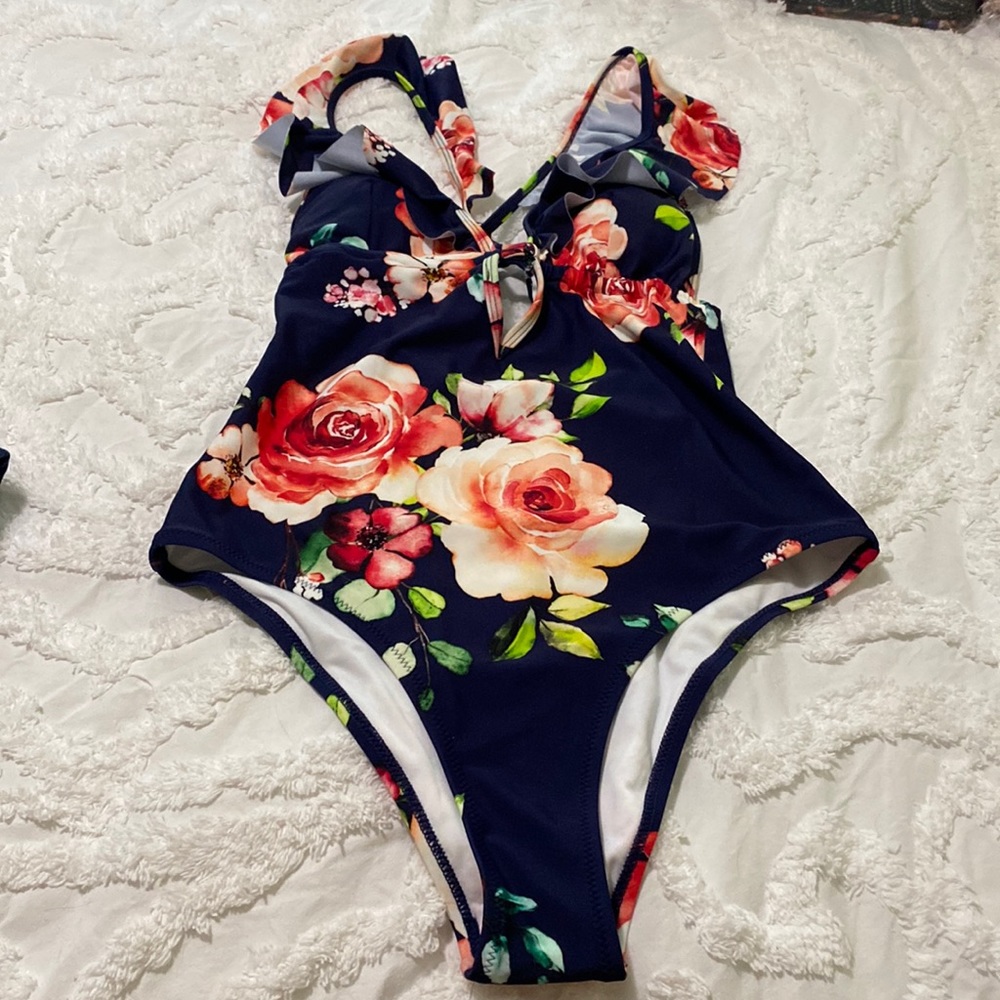 Nwt women’s Bathing Suit size medium